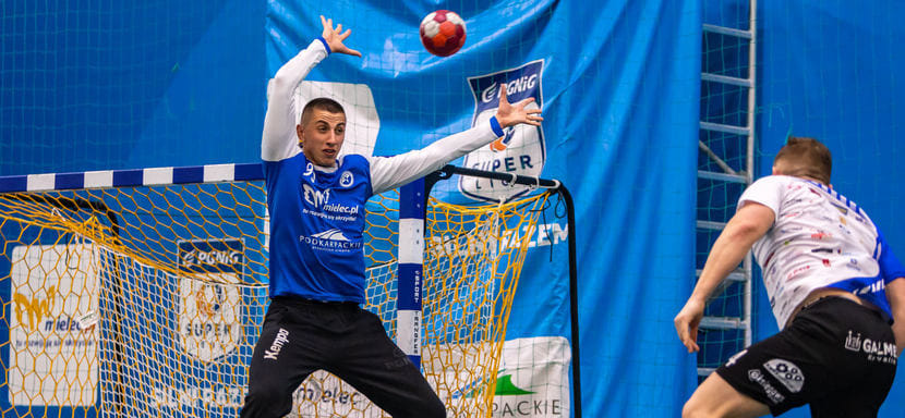 Польша. Голкипер "Стали" Крыстян Витковски подписал контракт с "Вислой" россиян Сергея Марка Косоротова и Дмитрия Житникова