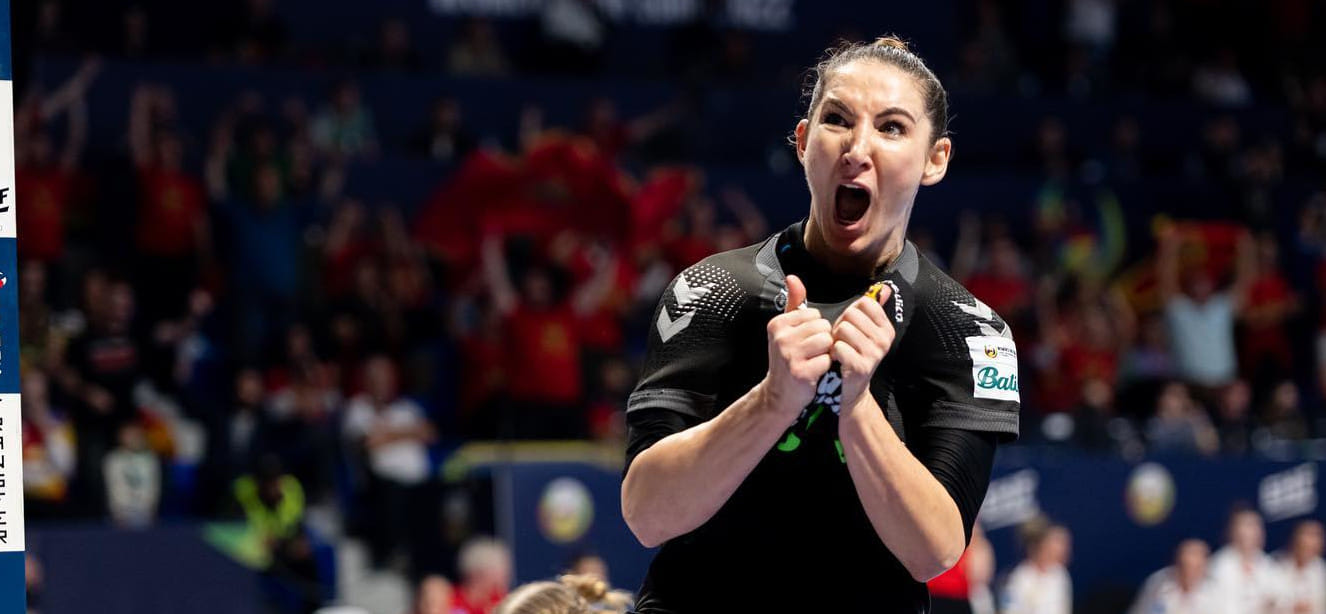 ЧЕ-2022. Милена Раичевич не смогла самостоятельно покинуть площадку после попадания ногой по голове. Её унесли на носилках (ВИДЕО)