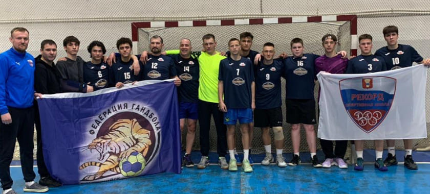 "Приезжал Дзёмин, провёл разминку для ребят, привёз экипировку". За счёт чего выжил гандбол в Уссурийске