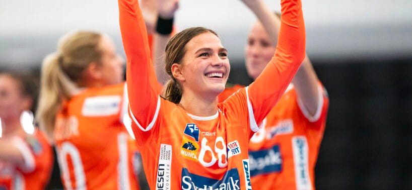 Дания. Разыгрывающая "Оденсе" Хелене Элвер вернулась на площадку спустя более двух лет отсутствия. Гандболистка трижды рвала связки колена