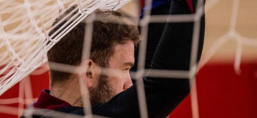 Операция вратаря "Барселоны" Гонсало Переса де Варгаса на травмированном колене отложена из-за заболевания игрока