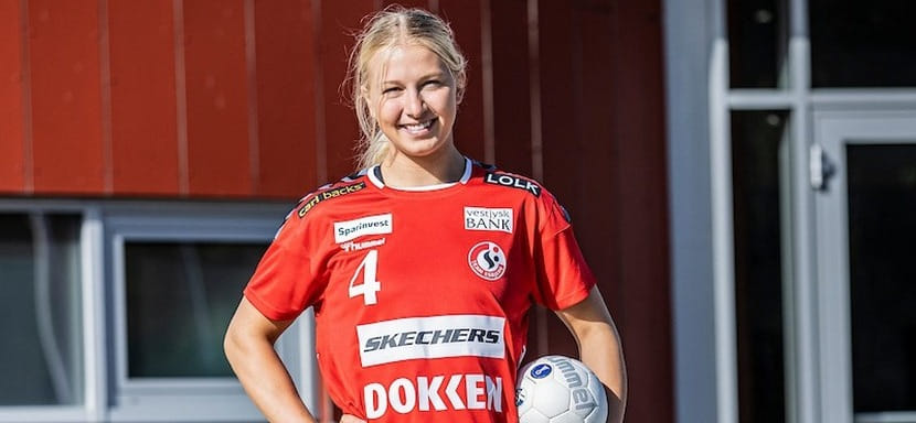 Дания. Левая полусредняя "Эсбьерга" Микала Мёллер сломала ногу в матче чемпионата против "Икаста"