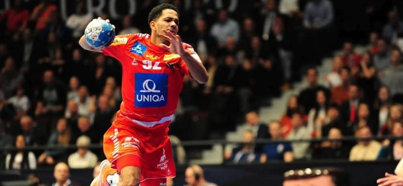 29-летний левый крайний "Гуммерсбаха" (Д2) Рауль Сантос продолжит карьеру в австрийском "Фюхсе"