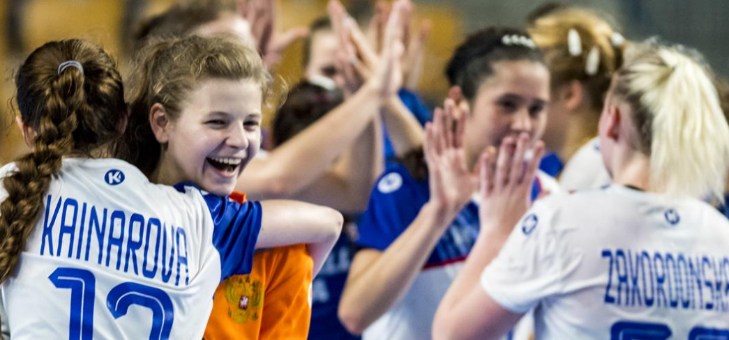 Главный тренер девичьей сборной России (U-18) Михаил Измайлов назвал гандболисток, которые будут готовиться к чемпионату мира