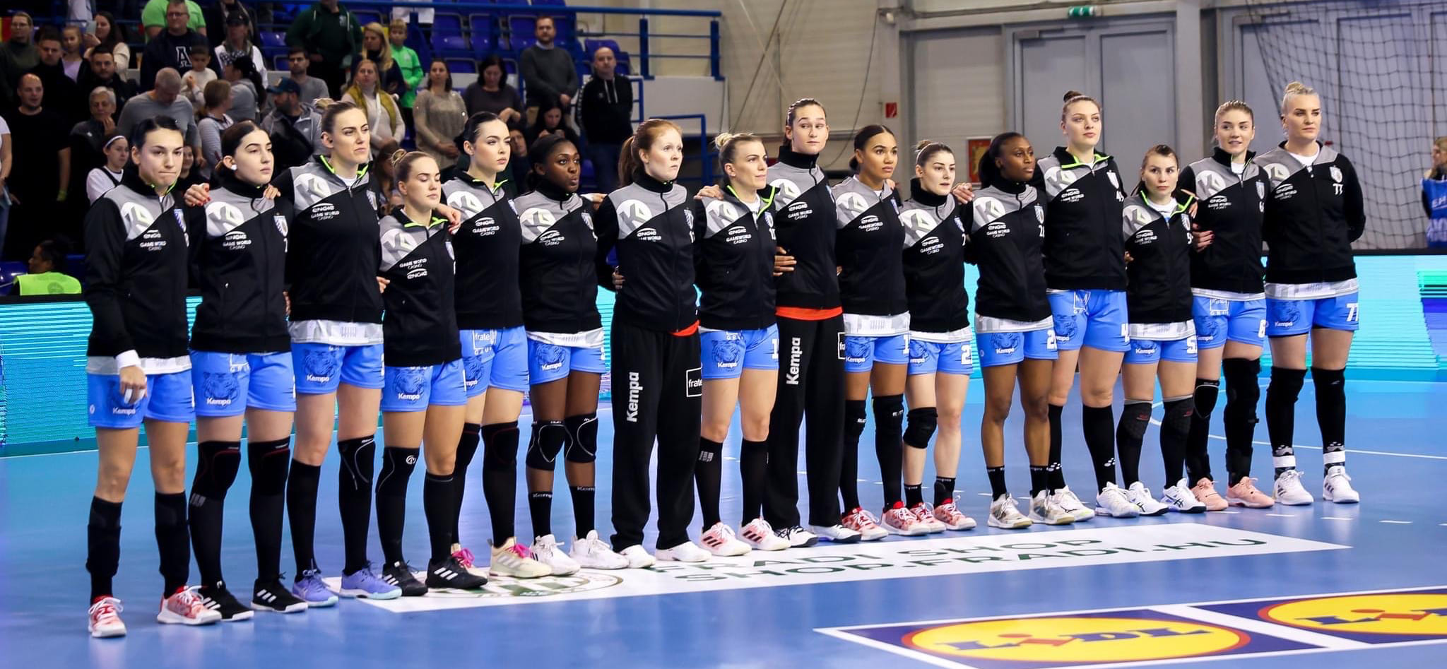 Румыния. "Глория Бистрица" крупно уступила "Бухаресту", Марина Судакова забросила 3 мяча хозяйкам площадки