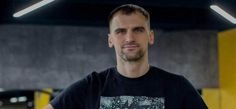 Дмитрий Чистобаев: "Волейболисты толкаются с двух ног. У нас же защитники не за сеткой, а прямо перед тобой. Надо обмануть, уйти в сторону, раскачать"