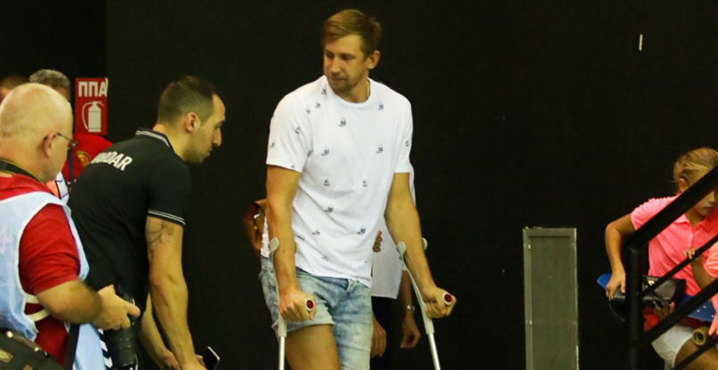 Из больницы — в зал: Сергей Горбок на костылях пришел поддержать "Вардар" в победном матче Лиги чемпионов с "Кристианстадом"