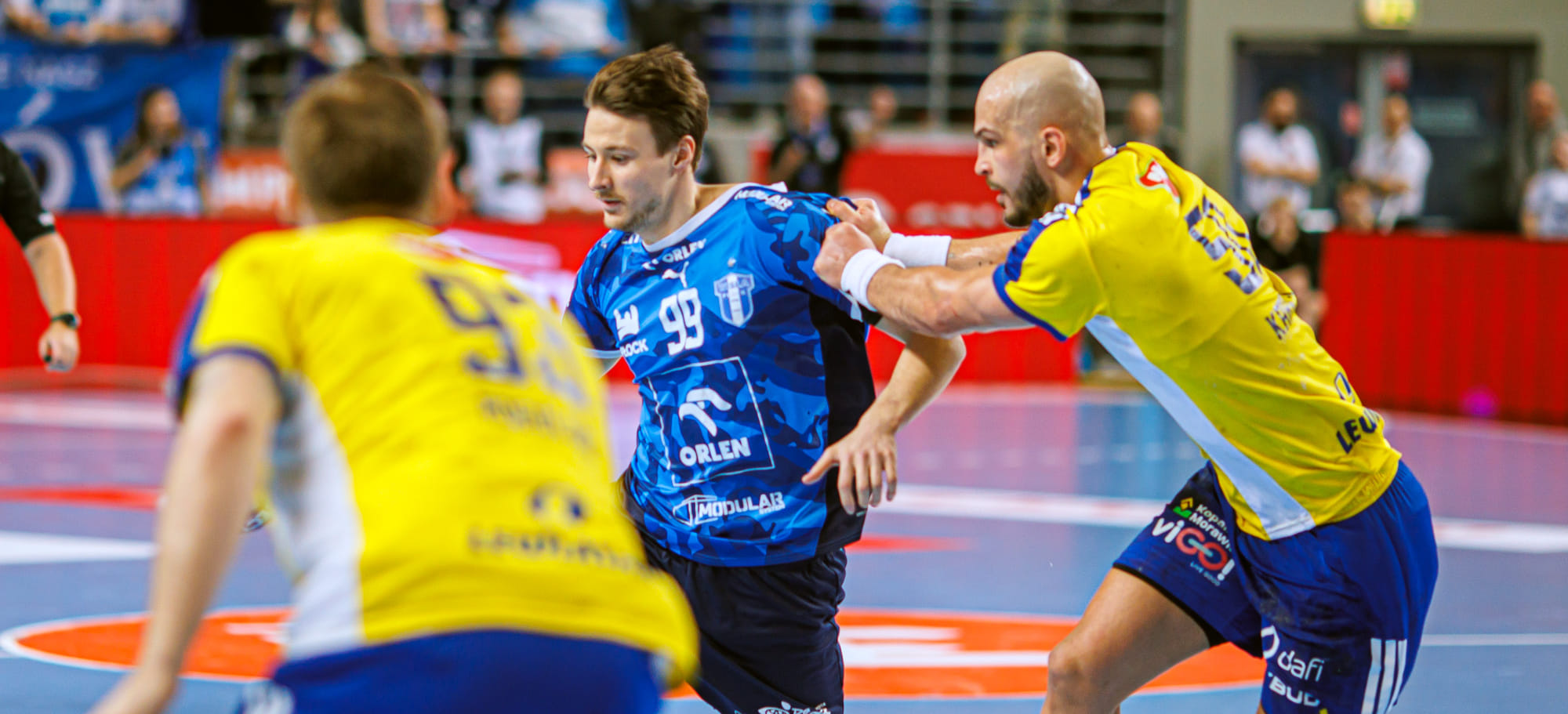 Новые жертвы "священной войны": 6 красных карточек, в том числе — у Королька и Самойло, нокдаун Чордалии