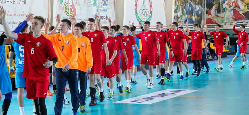 Юниоры. В товарищеском матче в Минске сборная Беларуси минимально переиграла россиян. Решающий мяч был заброшен с пенальти после сирены