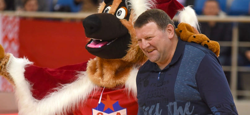 Беларусь. Михаил Якимович: "За карьеру лишь однажды попал голкиперу в голову. И то, это было случайно. Бедного стража ворот унесли в сторону раздевалки…"