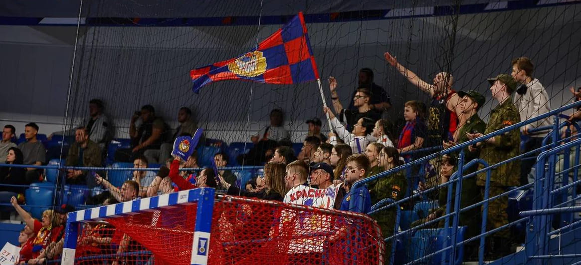 Министр спорта с семьёй и трогательные плакаты вместо баннеров. Как прошла вторая битва "Зенита" с ЦСКА