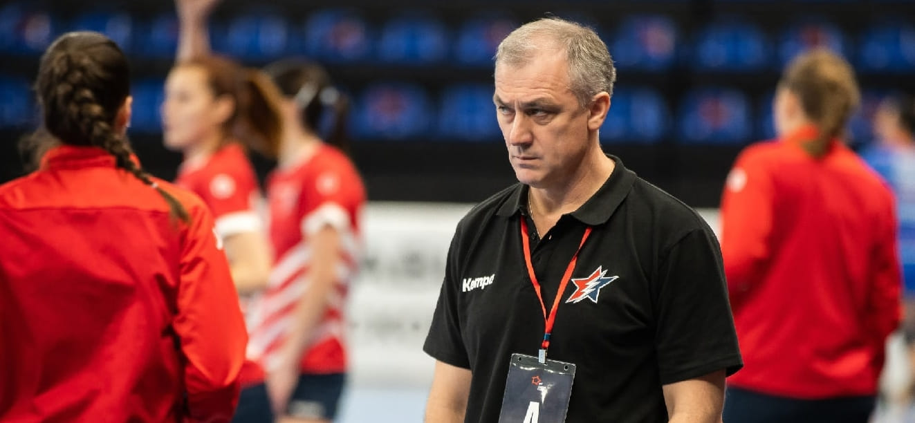 Девичья сборная в Подмосковье. Алексей Гумянов: "Подарили халат и тапочки. На покой отправляют?"