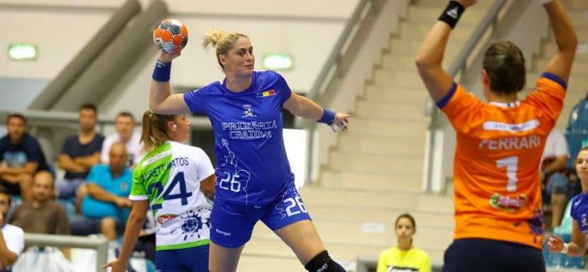 Происшествие в Румынии: гандболистка "Крайовы" броском со свободного по окончании проигранного матча отправила соперницу в нокдаун (ВИДЕО)