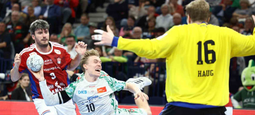 "Киль" потерял первые очки в сезоне бундеслиги, сыграв вничью с "Райн Лёвен". "Магдебург" с трудом победил "Гамбург" в гостях