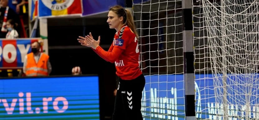 Румыния. 33-летняя вратарь Изабель Рох, находившаяся без клуба, вернулась в "Вылчу", цвета которой защищала два прошлых сезона