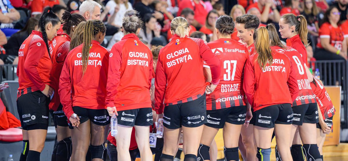 Румынская "Глория Бистрица" победила датский "Икаст" в ответном матче и вышла в четвертьфинал женской Лиги чемпионов