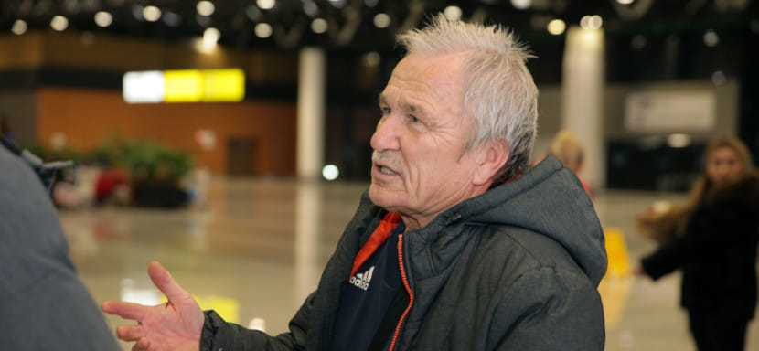 Россия. Заслуженный тренер страны Виктор Вяхирев провел мастер-класс для юных гандболистов Орла