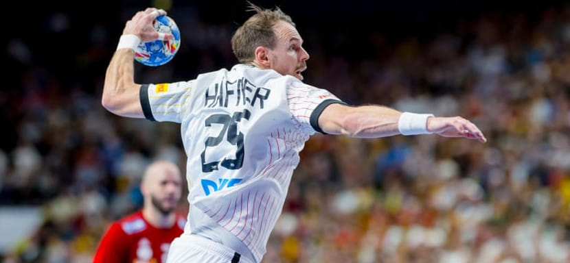 Правый полусредний сборной Германии Франц Земпер испытывает проблемы с плечом. Кай Хёфнер присоединился к бундестим