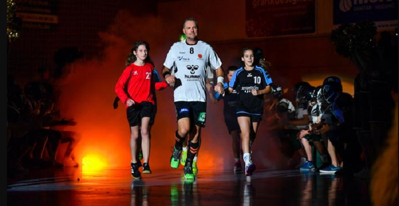 Германия. Патрик Гретцки организовал благотворительный матч. В составе команды звезд — Андрей Климовец