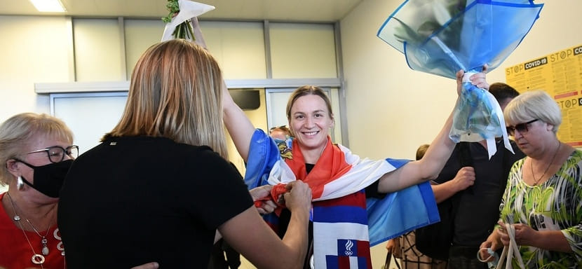 Вице-чемпионка Олимпийских игр в Токио правая крайняя Ольга Фомина прилетела в Тольятти (ФОТО)