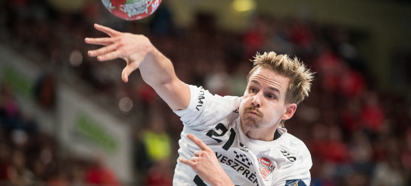 "Веспрем" разгромил ПЛЕР с двукратной разницей, а "Ференцварош" вёл к перерыву 6 мячей, но уступил "Комло" в матчах чемпионата Венгрии