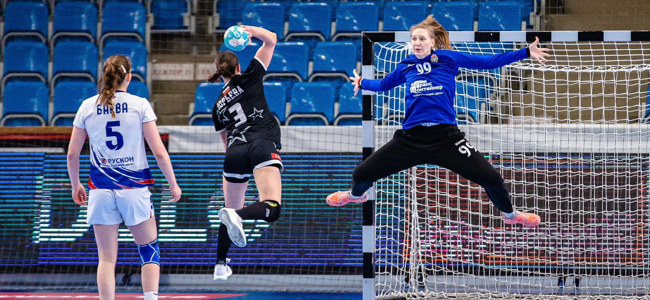 Не знающая в чемпионате потерь очков "Астраханочка" принимает сегодня ЦСКА. Карина Сабирова не сыграет против бывшего клуба