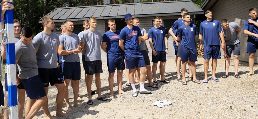 Беларусь. Ежегодный тимбилдинг: "Мешков Брест" провёл первую тренировку в нестандартном формате (ВИДЕО)