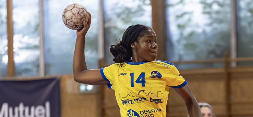 Молодая левая полусредняя Ивана Атангана будет защищать цвета французского "Меца" до лета 2029 года