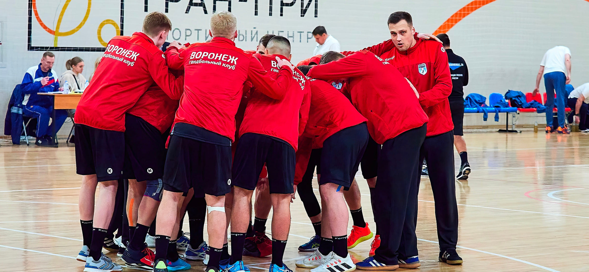 Россия. "Воронеж" оштрафован за выход зрителей на площадку после матча. Евгений Лысаков и Иван Бусень нарушили правила экипировки