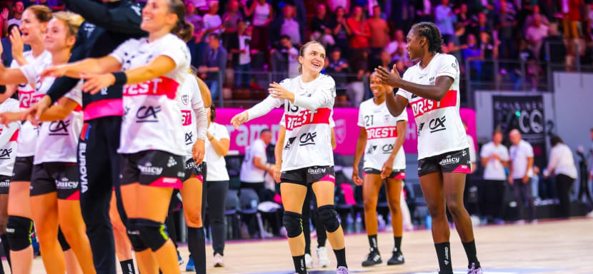 Французский "Брест" Анны Вяхиревой и хорватская "Подравка" стартовали с уверенных домашних побед в новом розыгрыше Лиги чемпионов