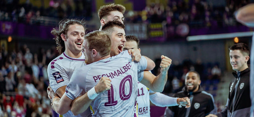 Франция. В финале Кубка лиги "Нант" одержал победу над "Шамбери". Команда завоевала этот трофей во второй раз в истории