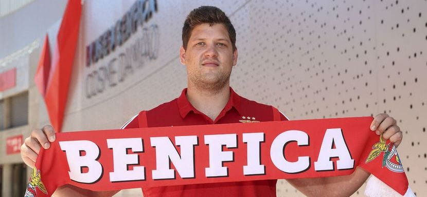 Официально. "Бенфика" подписала словенского линейного Матица Сухолежника