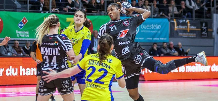 Франция. 27-летняя правая полусредняя Айссату Куяте ещё на сезон продлила контракт с "Брестом"