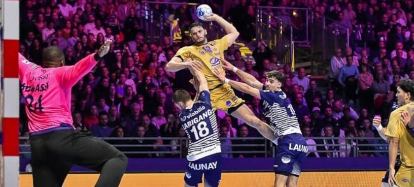 Правый полусредний сборной Алжира Аюб Абди продлил контракт с "Нантом" до 2029 года. Он проводит в команде второй сезон