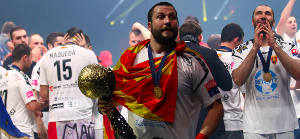 Балканы. Легенда "Вардара" Стоянче Стоилов завершил карьеру игрока. Теперь он будет помогать главному тренеру команды Владо Недановскому