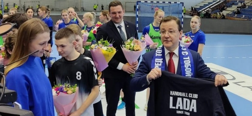 Россия. Губернатор Самарской области Дмитрий Азаров в канун Международного женского дня посетил тренировку "Лады"