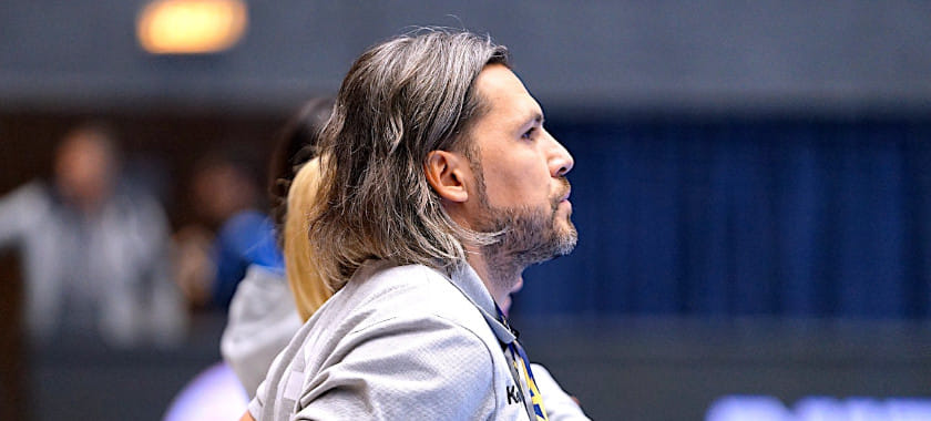 Румыния. Руководство "Бухареста" выступило с официальным обращением, в котором поставило ультиматум главному тренеру Адриану Василе