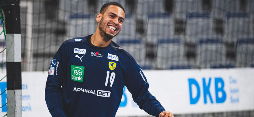 Бундеслига. 20-летний левый полусредний Филип Ахуансу подписал новый контракт с "Райн Левен"