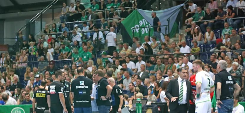 Фанатка-медсестра "Лейпцига" спасла жизнь другой женщине во время воскресного матча мужской бундеслиги