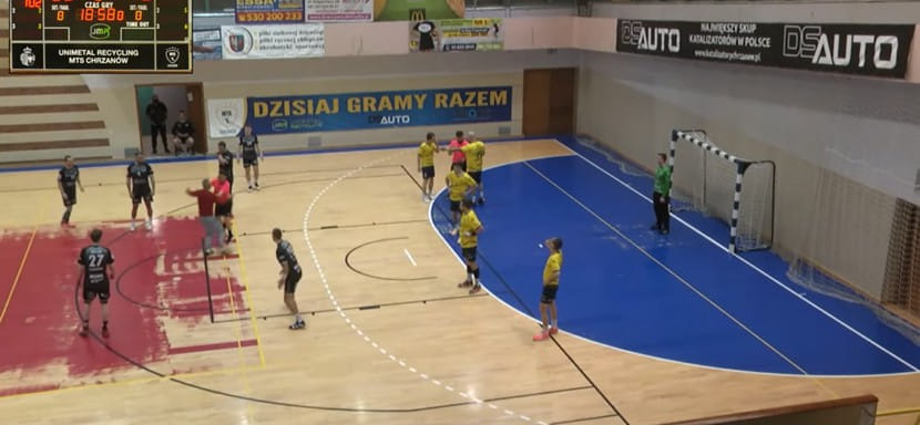 Польша. Инцидент в матче первой лиги: судья подвергся нападению со стороны болельщика, выбежавшего на площадку (ВИДЕО)