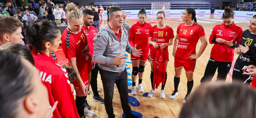 ЧЕ-2022. Сборная Румынии недосчитается в составе 5 игроков из-за правила ЕГФ о вакцинации. "Удивлён, что команды не бойкотируют"