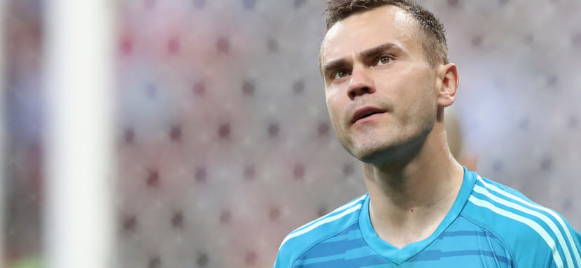 Россия. "Сейчас и гандбол развивается, и футбол хорошо идёт. Критиков нужно отметать". Вратарь ЦСКА Игорь Акинфеев о женском спорте