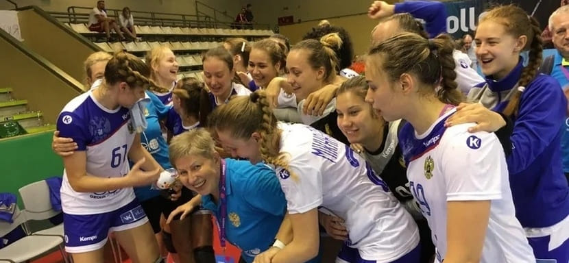 Любовь Сидоричева: "В "молодежке" не слишком высокорослые гандболистки. Поэтому старались наиграть прежде всего перестроения в обороне"