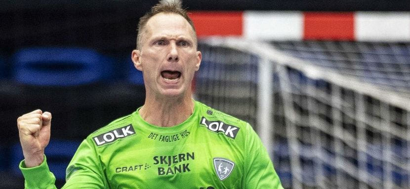 Дания. 45-летний голкипер "Рибе-Эсбьерга" Серен Расмуссен завершит карьеру по окончании сезона, хотя его контракт действует до лета 2023 года