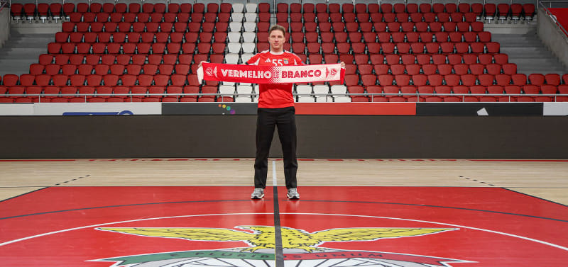 30-летний правый крайний сборной Беларуси Никита Вайлупов продолжит выступать за португальскую "Бенфику" до лета 2028 года