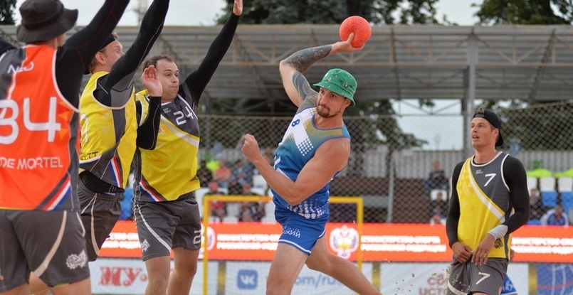 Пляжный гандбол. Роман Марков: "Надеюсь, в следующем году нашему клубу удастся в 13-й раз завоевать звание чемпиона России"