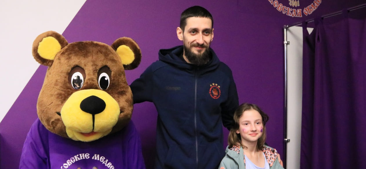 Olimpbet Суперлига. В выходные в ТРЦ "Карнавал" прошёл фестиваль с "Чеховскими медведями", Дмитрий Павленко раздал автографы (ФОТО)