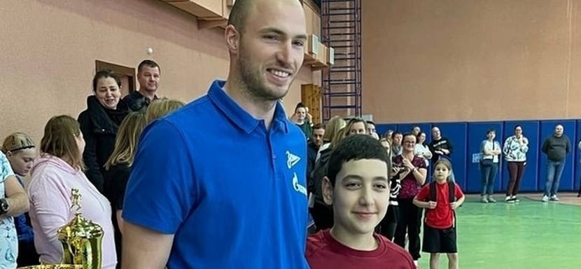 Россия. Левый полусредний "Зенита" Павел Тураев принял участие в торжественной церемонии закрытия турнира, посвящённого Дню тренера