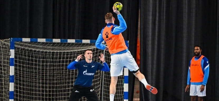 В мужской российской Суперлиге сегодня состоится одна игра: лидер таблицы "Пермские медведи" принимают чемпиона "Зенит"