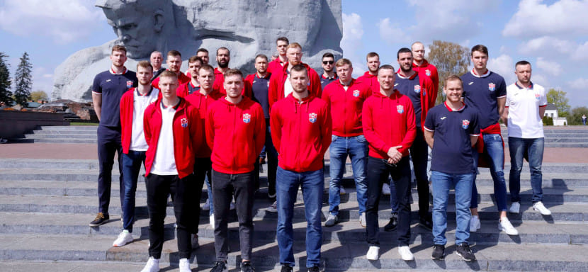 Беларусь. В преддверии Дня Победы команда "Мешков Брест" посетила Брестскую крепость и возложила цветы к Вечному огню (ФОТО)